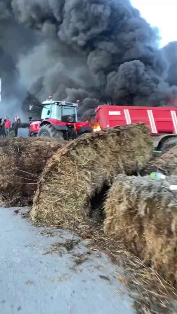 Los agricultores franceses no se andan con chorradas, han paralizado Francia.