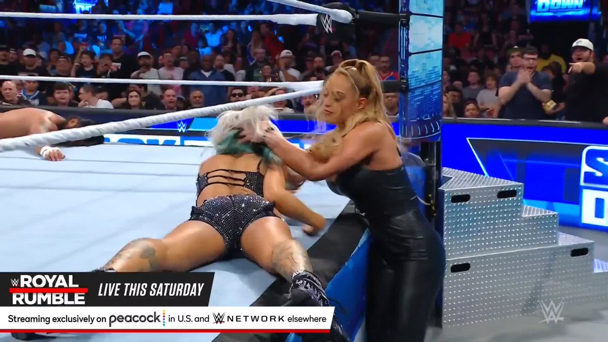 NO WAY! @elektralopezwwe is here!!! ๐ซข She just took out ZV joining SANTOS ESCOBAR๐๐ฒ๐ฝ, Angel Garza and Humberto Carrillo in their battle against The LWO! #SmackDown