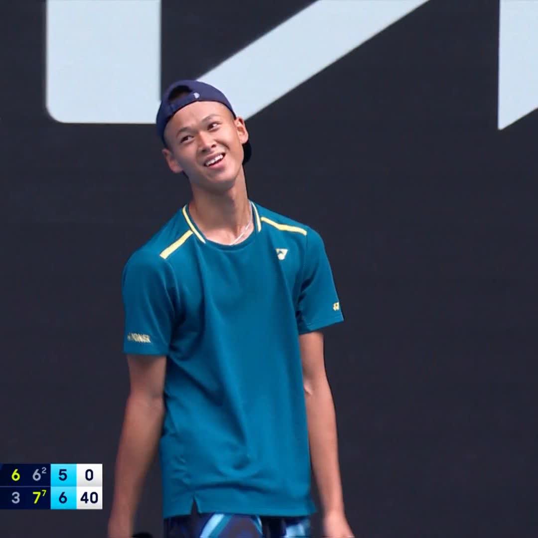 HISTORY FOR JAPAN 🇯🇵 Rei Sakamoto outlasts Kumstat 3-6 7-6(2) 7-5 &amp; becomes the first Japanese player to win an #AusOpen junior singles title!