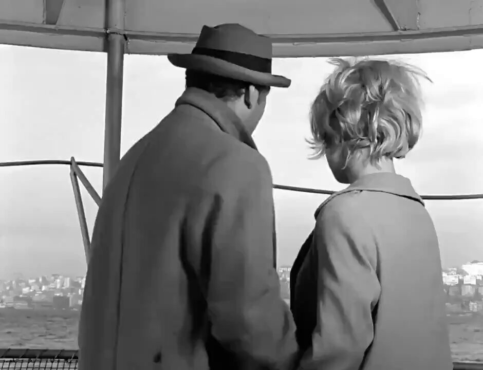 “-Ne yapacağız şimdi, bundan sonra? +Bilmem, ama yaşıyoruz iki kişiyiz ve birbirmizi seviyoruz. Korkma, dünyada her zaman inanılacak sağlam şeyler bulunur.” 🎞Ah Güzel İstanbul / Atıf Yılmaz 1966