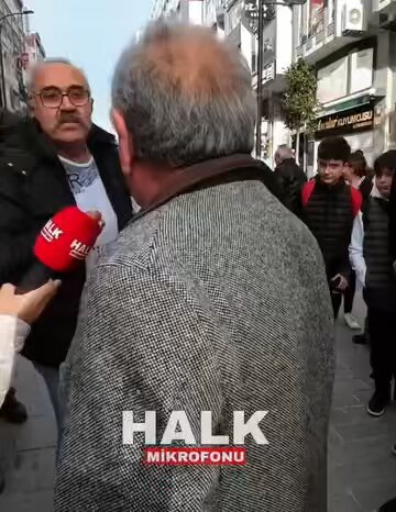 Konuşma özelliği yok, sadece havlıyor. Sana orada bok temizletiyorlarmış. Ben sana bok da temizletemem, soytarı, şovmen, p*ç