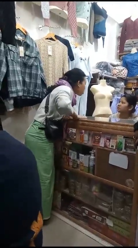 Listen to how this lady is telling the lady shopkeeper to leave Manipur. What the BJP government has brought Manipur to! BJP says this is an inherited problem but Manipur was never like this! BJP under Narendra Modi has brought Manipur to this state. #arambai_tenggol