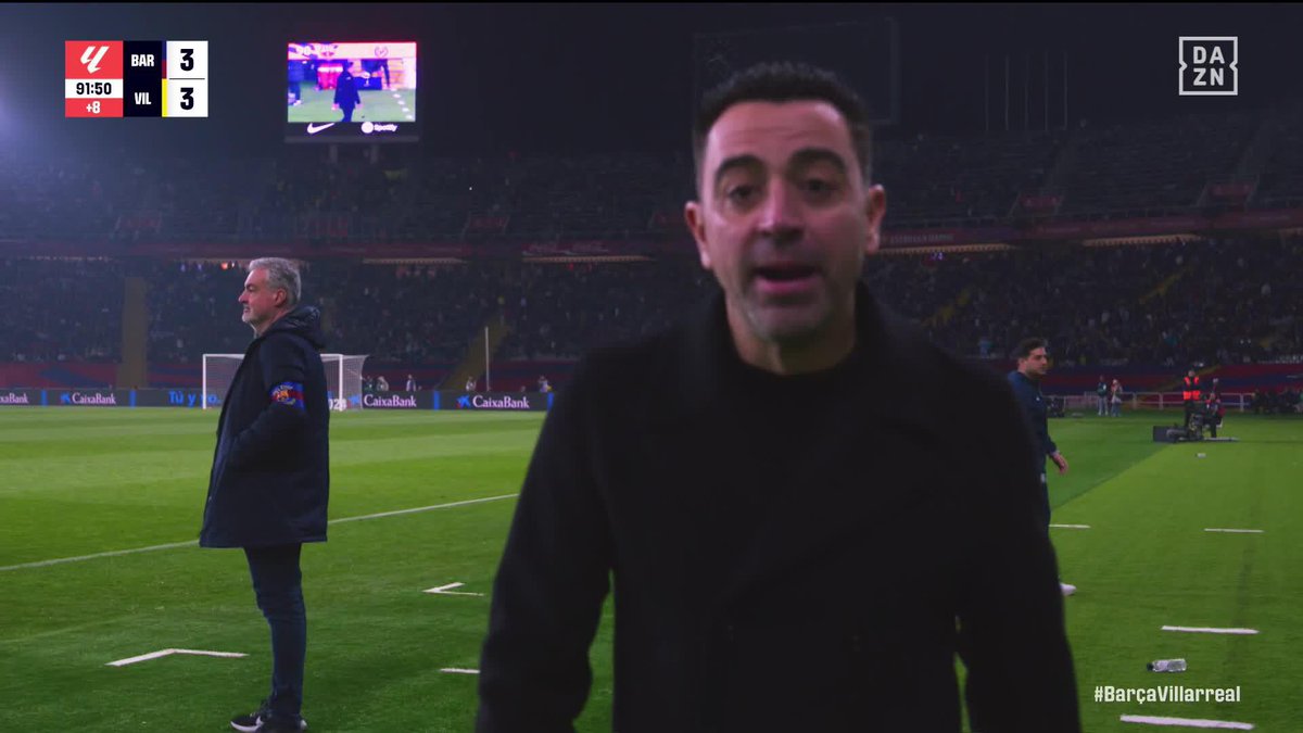 "¡UNA VERGÜENZA! ¡UNA VERGÜENZA!" 🤬 La reacción de Xavi a la decisión del VAR de anular el penalti por posible mano del Villarreal 🎥 #LALIGAenDAZN ⚽