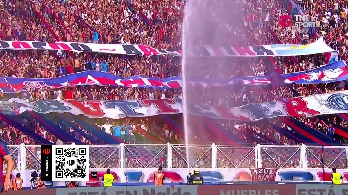 DELIRIO BAJO EL AGUA 💦🔵🔴 Los bomberos abrieron la manguera y los hinchas de San Lorenzo no paran de cantar #LPFxTNTSports