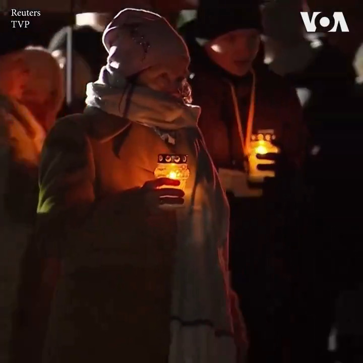 在奥斯维辛集中营解放79周年的纪念活动上,以色列驻波兰大使雅科夫·利夫奈呼吁文明世界要发出声音,“对抗邪恶”。 奥斯维辛集中营幸存者、政界人士和宗教界领袖27日参加了纪念活动。 纳粹德国二战期间在这个集中营杀害了一百多万犹太人。
