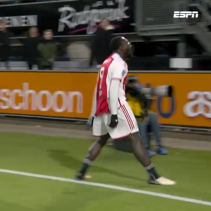 Met deze heerlijke knal maakt Brian Brobbey zijn tweede van de avond!💥 Het staat ondertussen 2-3 in Almelo. #heraja