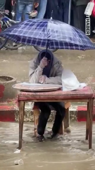 Yağan bombaları gördü o, yağmurda pes etmez... İsrail'in yerinden ettiği binlerce çocuktan biri, ailesine umut olmak için mücadele ediyor.