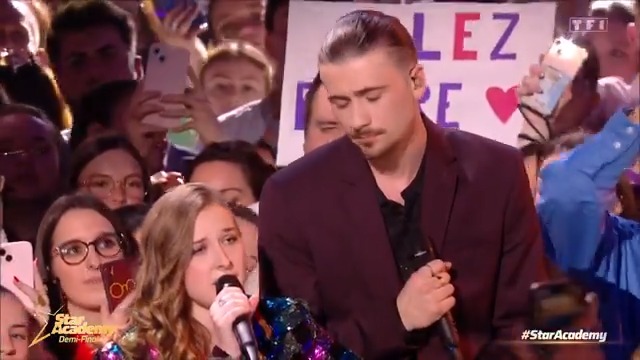 Le face à face se poursuit 🔥 Pierre, ayant remporté l’avantage lors des dernières évaluations, avait choisi le titre « In the Stars » pour son duo avec Héléna. Et on adore 😍 Continuez de suivre en direct le prime de la #StarAcademy ▶️