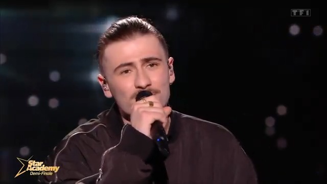 « Moi, le gars sans histoire, qui vient d’une petite ville de Normandie… Je veux dédier ma vie à la musique ! » 👉Pierre chante « La vie d’artiste » de La Zarra pour son duel a cappella #StarAcademy