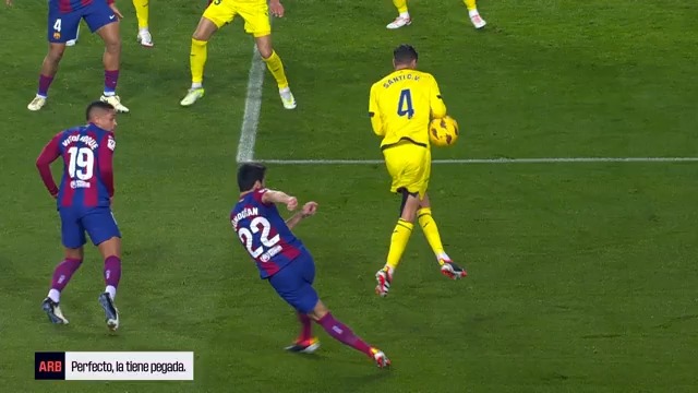 "¡Tiene la mano pegada!" 📺 VAR CONFIDENCIAL ⚠️ El audio del penalti anulado al Barça cuando empataba a tres con el Villarreal 🔊 #LALIGAenDAZN ⚽