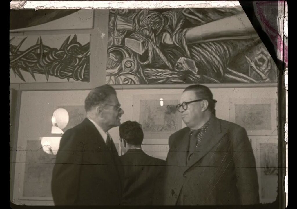 Alguna vez habías visto un video de Diego Rivera charlando con José Clemente Orozco? En este tuit puedes ver a los dos grandes muralistas platicando. También se ve una exposición de Rivera de la década de los cuarenta, donde destaca el retrato de Lupe Marín al fondo, la segunda esposa de Rivera. Orozco murió en 1949 y Diego en 1957. Magnífico filme que invito a compartir