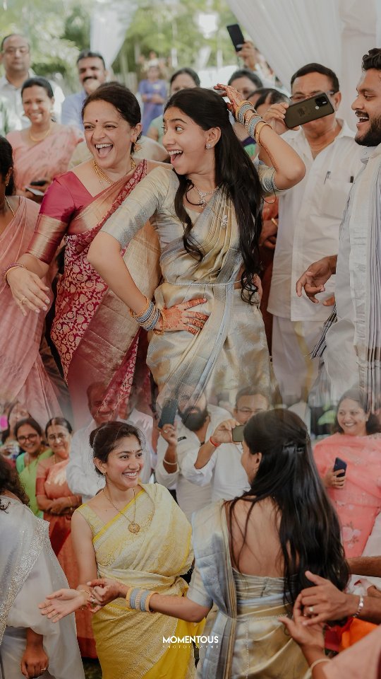 #SaiPallavi lights up the stage at her sister's engagement๐
