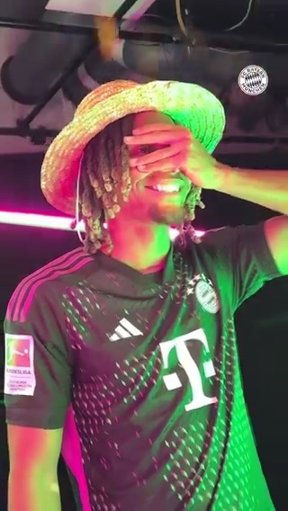 Boey 🤝 FC Bayern. Sacha Boey's erster Tag beim FC Bayern! 📽️ #ServusSacha #MiaSanMia