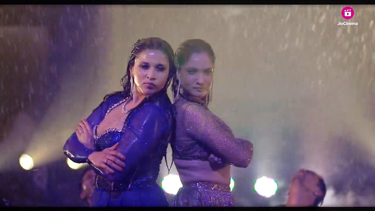 Get ready to groove on Mannara and Ankita's moves by slipping into your dancing shoes!💃 The Grand Finale of #BiggBoss17 is now live. Watch for free on #JioCinema and Colors TV. #BB17 #BiggBoss17onJioCinema @BeingSalmaKhan @anky1912 Mannara Chopra