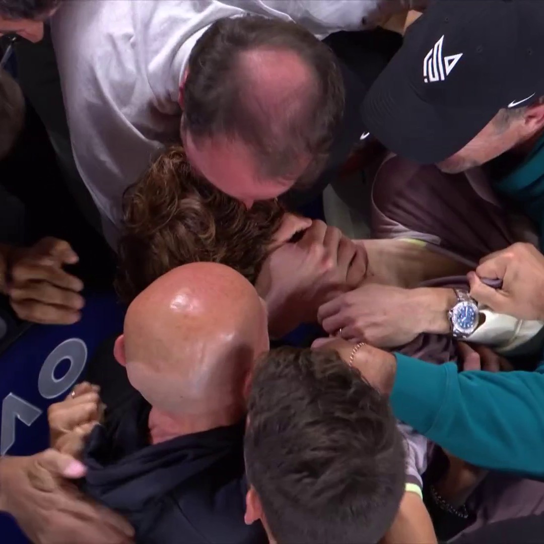 Tante volte si usa il termine 𝐟𝐚𝐦𝐢𝐠𝐥𝐢𝐚. Però qui, in queste immagini, c'è tutto quello che ha costruito questo ragazzo. Ti vogliamo bene Jan 🏠🇮🇹 #Sinner #AusOpen #EurosportTENNIS