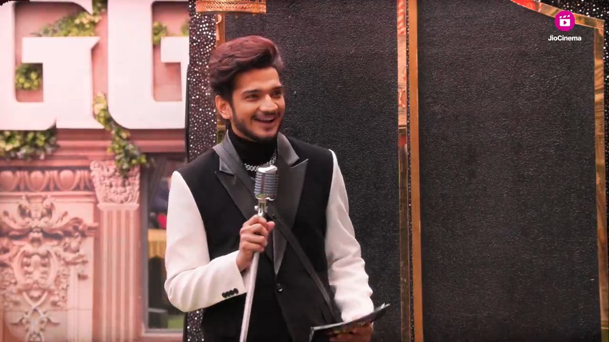 Munawar aur Chintu ke beech chidi shabdo ki jung! ⚔️ Kiski writing lagi aapko exciting? ✍️ The Grand Finale of #BiggBoss17 is now live. Watch for free on #JioCinema and Colors TV. #BB17 #BiggBoss17onJioCinema Salman Khan munawar faruqui #SamarthJurel