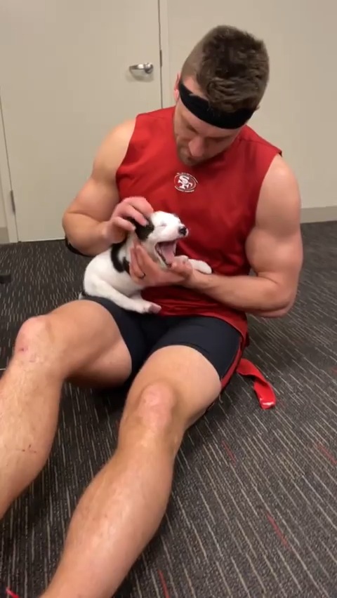 Heartwarming: the #49ers visited a dog shelter before todays game against the #Lions ❤️ (h/t 49ers on NBCS)