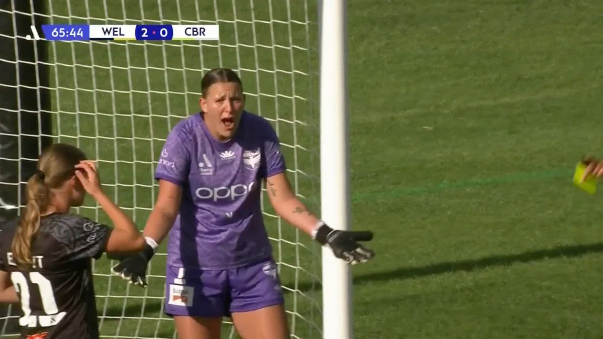 Canadian GK Rylee Foster received a red card for this incident while playing for Wellington Phoenix today 👇 What are we saying? Fair or harsh? 🤷‍♀️ #CanWNT | #CanXNT