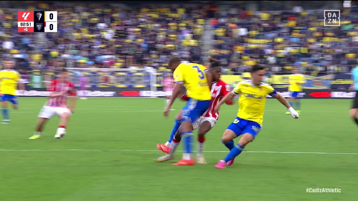 La acciรณn entre Fali y Nico Williams en el รกrea del Cรกdiz #LALIGAenDAZN โฝ