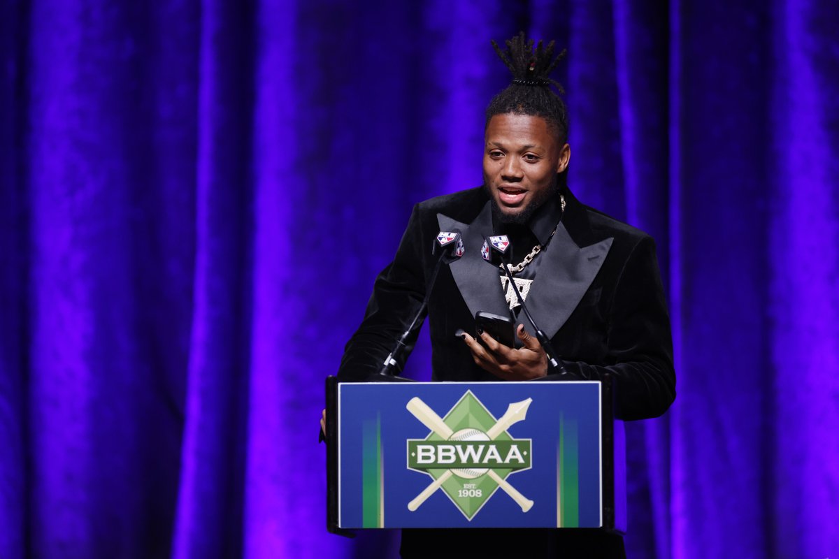 El MVP de la Liga Nacional, Ronald Acuña Jr. aceptando su premio en la cena de la BBWAA.
