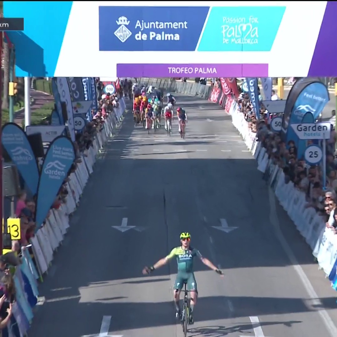 Le premier fail de la saison revient à Emil Herzog : l'Allemand (19 ans) de la Bora-Hansgrohe, qui vit ses débuts en pro, a célébré une "victoire" sur le Trofeo Palma. Il restait en réalité 2 tours de circuit soit 10km. #ChallengeMallorca