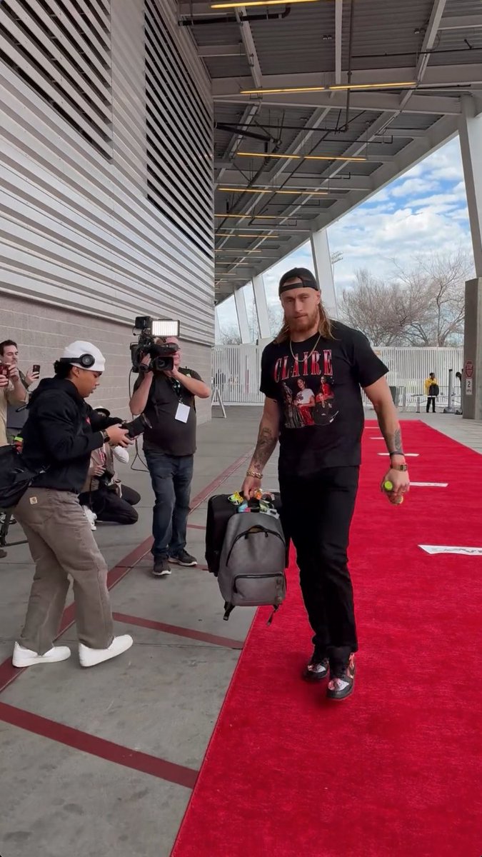 .George Kittle showed up repping the 🐐 Claire Kittle ❤️ 📺: #DETvsSF -- 6:30pm ET on FOX 📱: Stream on #NFLPlus