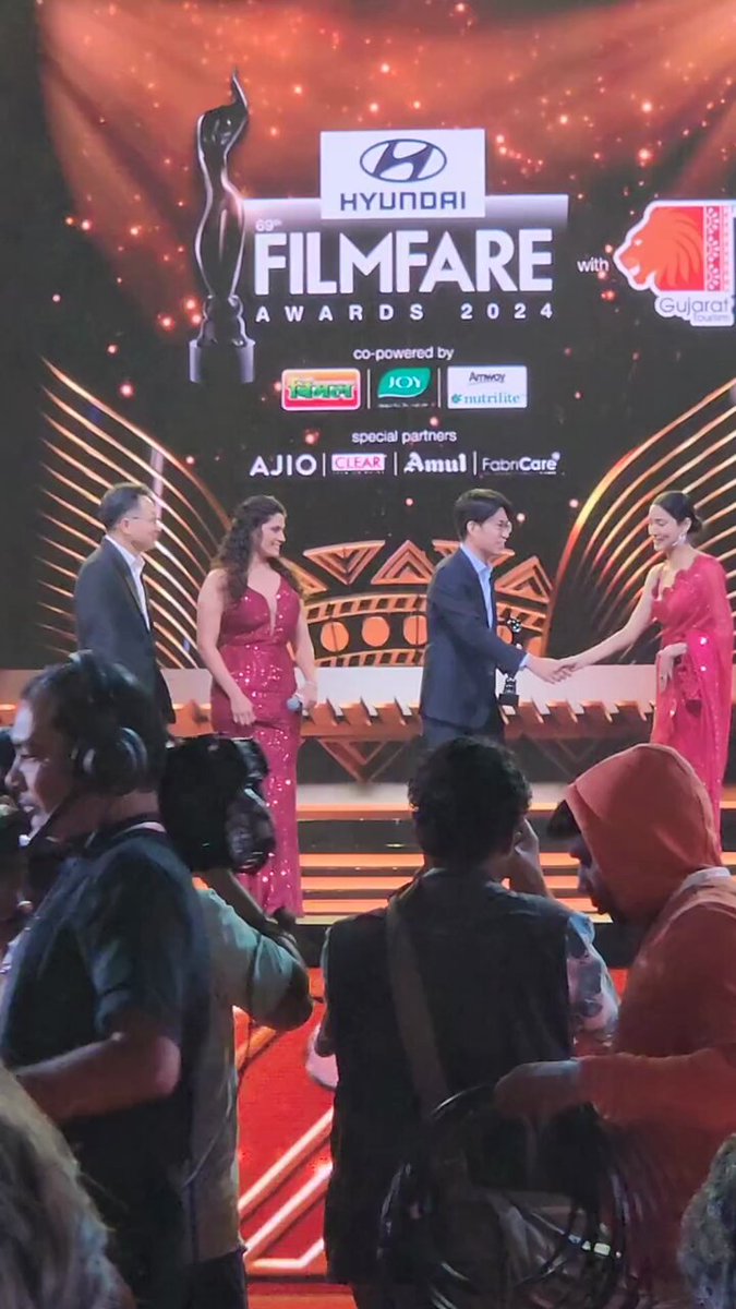 Congratulations! The Filmfare Award for Best Film goes to #12thFail at the 69th #HyundaiFilmfareAwards2024 with #GujaratTourism. Watch #FilmfareOnZeeTV, Sun, 18th Feb, 9 PM onwards Gujarat Tourism Hyundai India Amway India