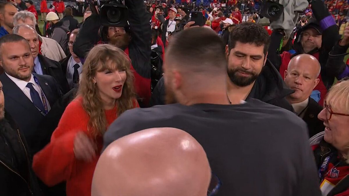🚨| Taylor Swift on the field celebrating the Chiefs win today with Travis Kelce!