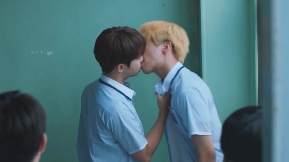 Myung Ha boldly kisses the homophobe in front of their schoolmates. It seems no one will dare call them "gay" unless that person wants a kiss from him. Binge-watch '#LoveForLovesSake #연애지상주의구역' on GagaOOLala. ▶️LINK: