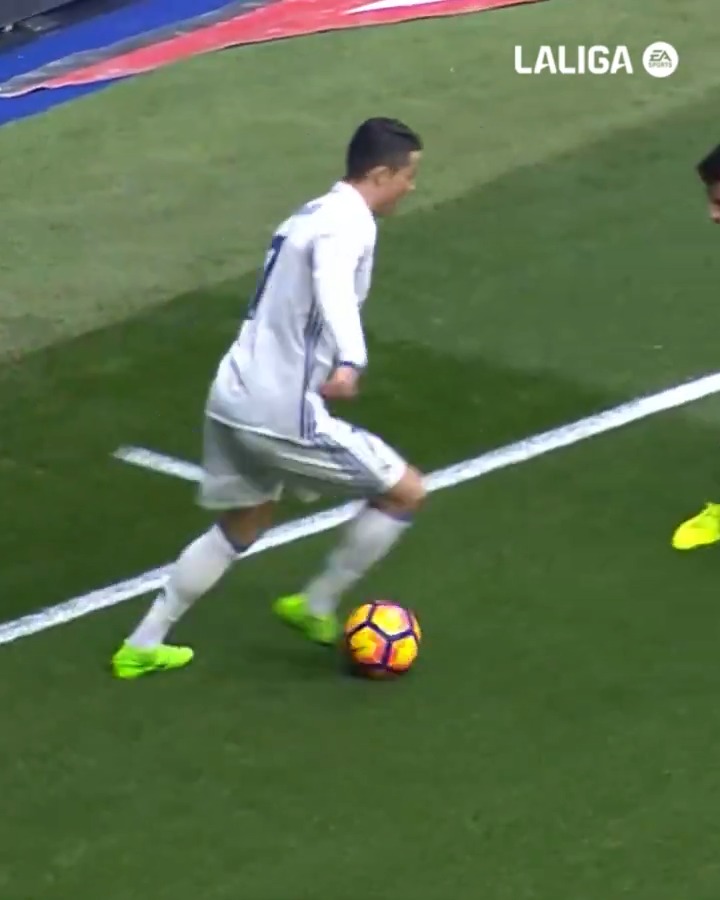 Cristiano Ronaldo with the elastico nutmeg 🤩