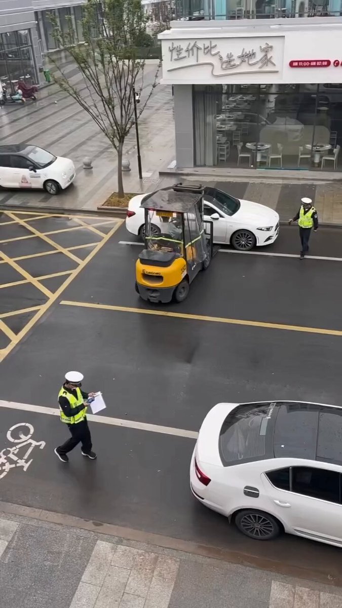 Different method for removing a car that's parked illegally. 👀🚨