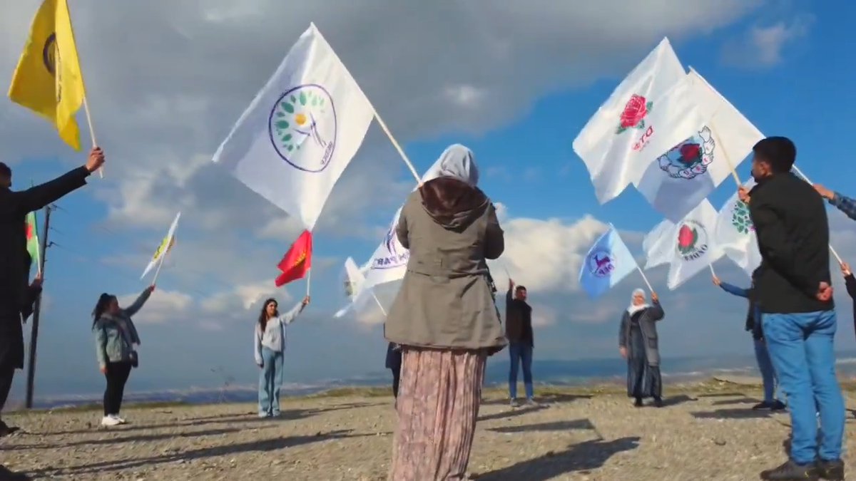 Dildarên partiya me ji bo kampanyaya me ya hilbijartinê bi derfetên xwe ev stran û klîb amade kirine. Ji bo Koma Payîzok ji bo Welat û Rohat, ji bo hemû kesên ku ked dane gelek spas. Mala we ava. Xwediyê partiya me gelê me ye. Her hebin û her bijîn! #RabeDEMhat