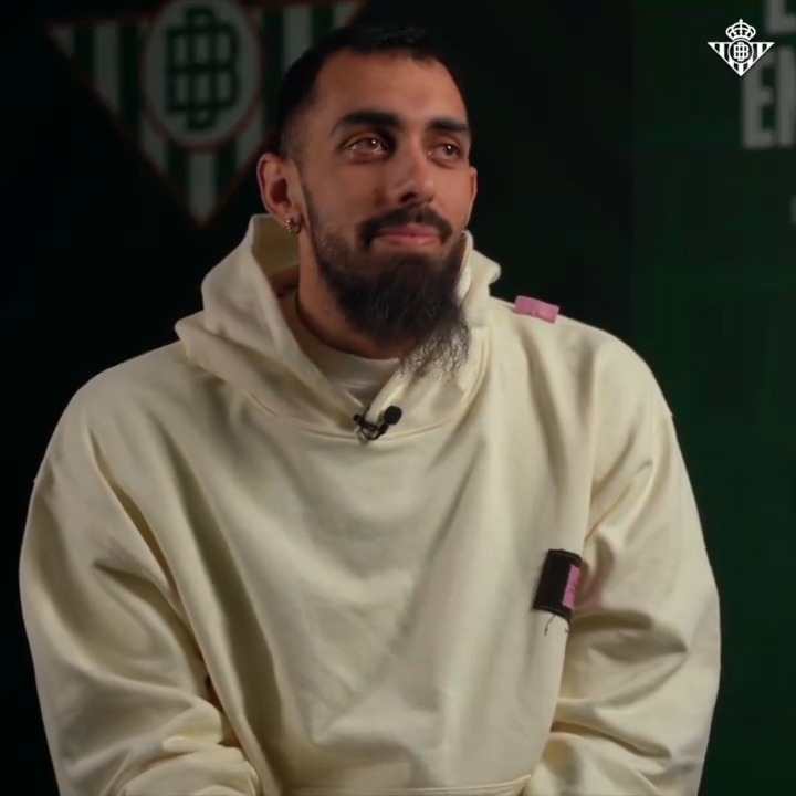 “A mí el Betis me ha atravesado. Es algo que no me había pasado nunca. Posiblemente haya vivido aquí los mejores años a nivel deportivo y personal. Así que gracias. No os voy a olvidar nunca. Os quiero mucho”. Borja Iglesias sobre el Betis y su afición.