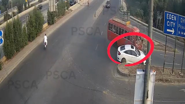 اس ویڈیو کو غور سے دیکھیں! اور بتائیں کس گاڑی والے نے کیا غلطی کی اور اگر نہ کرتا تو یہ حادثہ رونما نہ ہوتا؟؟؟ #PSCA #PunjabPolice #SafeCity #accident #traffic #lahore #awerness #TrafficRules