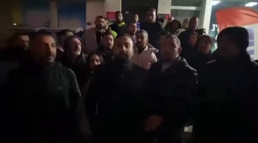 Çiğli’de parti önünde toplanan CHP’liler: İthal aday istemiyoruz.