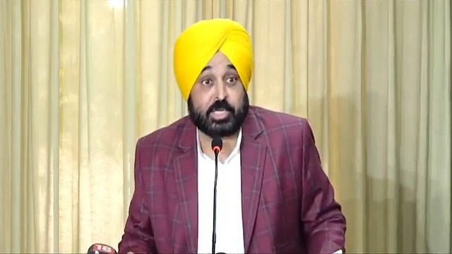 ਅੱਜ ਦਾ ਦਿਨ ਦੇਸ਼ ਦੀ ਡੈਮੋਕ੍ਰੇਸੀ 'ਚ ਕਾਲੇ ਦਿਨ ਦੇ ਤੌਰ 'ਤੇ ਲਿਖਿਆ ਜਾਵੇਗਾ... ਬਦਕਿਸਮਤੀ ਹੈ ਕਿ ਇਹ ਓਹੀ ਮਹੀਨਾ ਹੈ ਜਿਸ ਮਹੀਨੇ ਦੀ 26 ਜਨਵਰੀ ਨੂੰ ਗਣਤੰਤਰ ਦਿਵਸ ਮਨਾਇਆ ਗਿਆ ਸੀ... ਅੱਜ 30 ਜਨਵਰੀ ਨੂੰ ਉਸ ਸੰਵਿਧਾਨ ਦੀਆਂ ਧੱਜੀਆਂ ਉਡਾਈਆਂ ਗਈਆਂ... ਇਸ ਤੋਂ ਪਹਿਲਾਂ ਮੱਧਪ੍ਰਦੇਸ਼, ਕਰਨਾਟਕਾ, ਗੋਆ ਅਤੇ ਮਹਾਰਾਸ਼ਟਰ ਵੀ ਇਸੇ ਤਰ੍ਹਾਂ ਕੀਤਾ ਗਿਆ... ਇਹ ਇਹਨਾਂ ਦੀ ਪੁਰਾਣੀ ਆਦਤ ਹੈ...