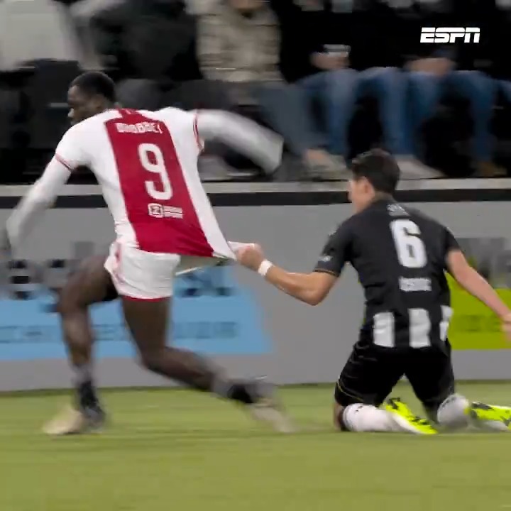 Cestic moet opvallende overtreding op Brobbey bekopen met zware enkelblessure🤕