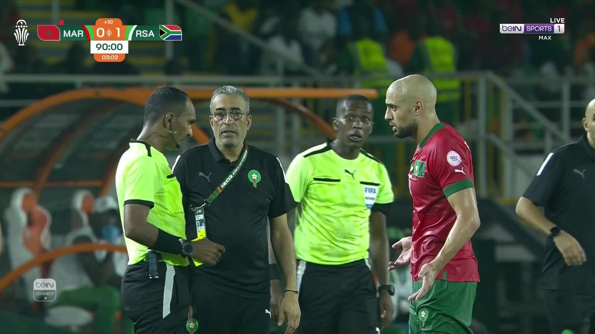الحكم يعود إلى تقنية الفيديو ويلغي البطاقة الصفراء ويشهر الحمراء لأمرابط #كأس_أمم_إفريقيا | #المغرب_جنوب_إفريقيا #TotalEnergiesAFCON2023