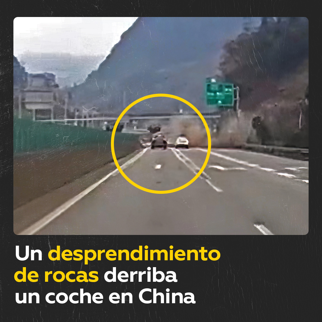 Un coche circulaba este 26 de enero por una carretera en Yunnan, China, cuando se vio sorprendido por un desprendimiento de rocas que se estamparon contra él.