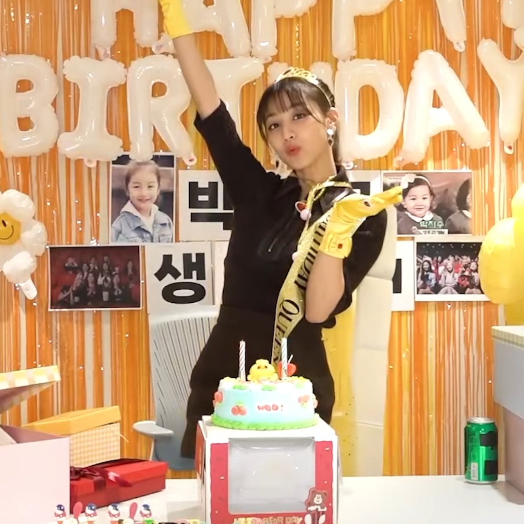 Birthday Queen Jihyo with that giggle 😭