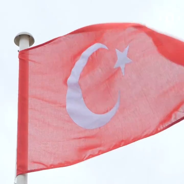 Flying the Turkey flag high in honour of our first Turkish Red: Altay Bayındır ❤️🇹🇷 #MUFC
