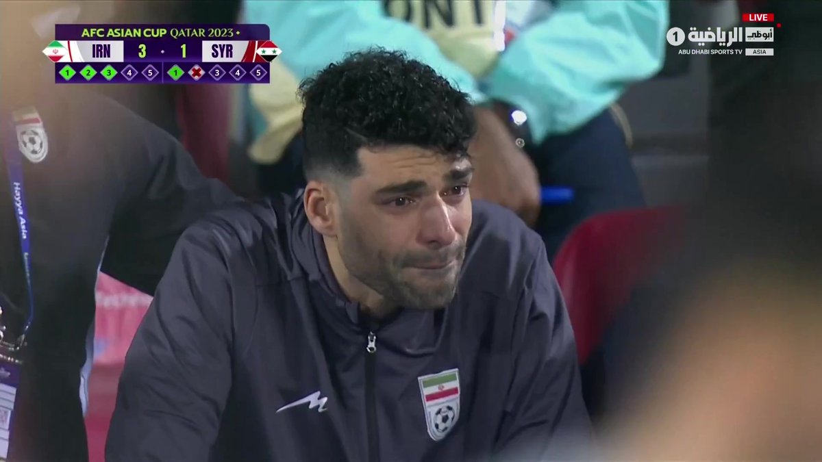 مهدي طارمي لاعب منتخب إيران يبكي وهو يتابع ركلات الترجيح بعد الطرد • مقطع يستحق النشر 😁