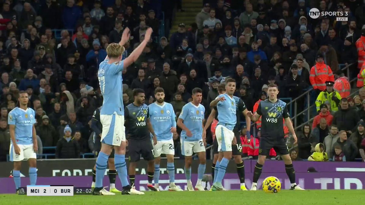 When Kevin De Bruyne starts doing stuff like this, it's time to wave off the title race. Sorry Klopp and Liverpool, but it's over.