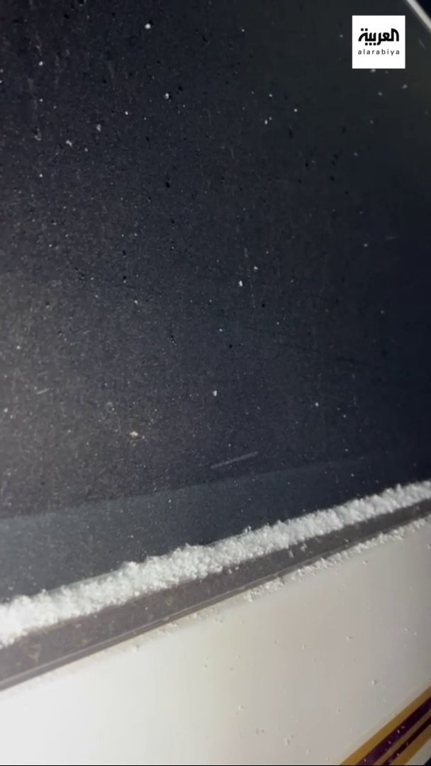 بدء تساقط الثلوج على مرتفعات جبل اللوز في #تبوك ☃️☃️😍