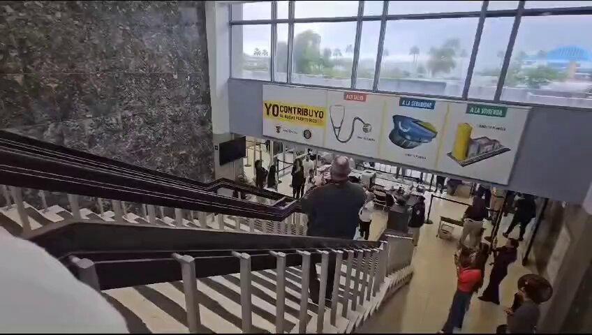 Así los empleados de Hacienda despidieron a quien hasta hoy fue su jefe, Francisco Parés, quien se moverá a la empresa privada. Yo creo que es la primera vez que veo que le hacen esto a un jefe de agencia. #MoluscoTVNews #ElMolu🎧