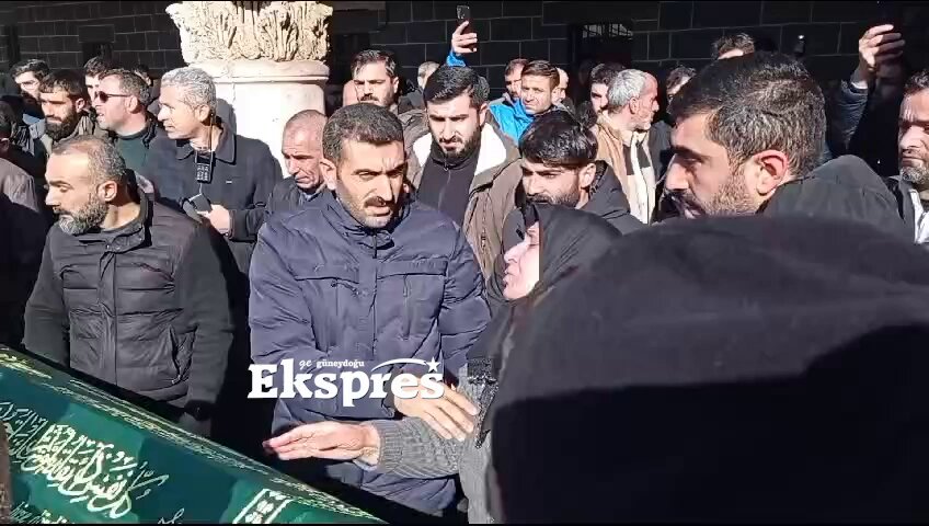 🔵RAMAZAN HOCA’NIN CENAZE TÖRENİNDE ŞOK OLAY! 📍İstanbul’da dün öldürülen “Ramazan Hoca” lakaplı Ramazan Pişkin için Diyarbakır’da düzenlenen cenaze töreninde ablası gazetecilere tepki gösterdi. 📍Tabutun başında Kürtçe ağıtlar yakan abla, gazetecilere tepki göstererek, “Namazın üstünde öldürdüler kardeşimi. Siz tuttunuz bu kameraları. Allah sizi kahretsin. Sizin yüzünüzden öldürüldü. İnşallah siz de öyle öldürülürsünüz” ifadeleri şok etkisi yarattı. 📍Haber: