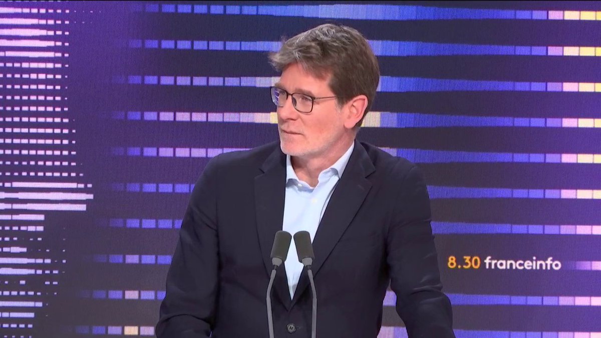 🔴 Importations agricoles ➡️ “Quand on importe 50% du poulet, si on met une clause miroir sur le poulet ukrainien, on aurait la moitié des étals de nos supermarchés” vides. "Est-ce que les Français veulent ça ? Non." #8h30franceinfo
