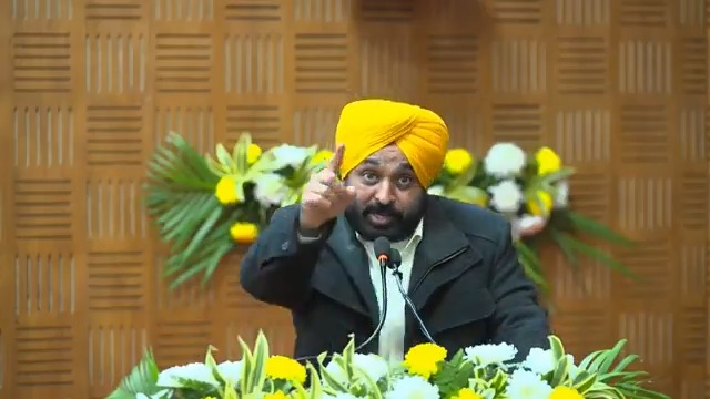 ਮੈਂ ਨਹੀਂ ਚਾਹੁੰਦਾ ਮੇਰੇ ਪੰਜਾਬ ਦੇ ਨੌਜਵਾਨ ਗ਼ਲਤ ਹੱਥਾਂ 'ਚ ਚੜ੍ਹ ਕੇ ਧੱਕੇ ਖਾਣ... ਮੈਂ MP ਵੇਲੇ ਟਰੈਵਲ ਏਜੰਟਾਂ ਵਿਰੁੱਧ ਪਾਰਲੀਮੈਂਟ 'ਚ ਬੋਲਿਆ ਸੀ ਤੇ ਹਜ਼ਾਰਾਂ ਮੁੰਡਿਆਂ-ਕੁੜੀਆਂ ਨੂੰ ਵਿਦੇਸ਼ਾਂ ਚੋਂ ਕੱਢ ਕੇ ਲਿਆਂਦਾ ਸੀ... ਮੈਂ ਕਿਸੇ ਟਰੈਵਲ ਏਜੰਟ, ਖੱਡ ਜਾਂ ਟਰਾਂਸਪੋਰਟ 'ਚ ਹਿੱਸਾ ਨਹੀਂ ਪਾਇਆ... ਮੈਂ ਸਿਰਫ਼ ਸਾਢੇ 3 ਕਰੋੜ ਲੋਕਾਂ ਦੇ ਦੁੱਖ-ਸੁੱਖ 'ਚ ਹਿੱਸਾ ਪਾਇਆ ਹੈ...