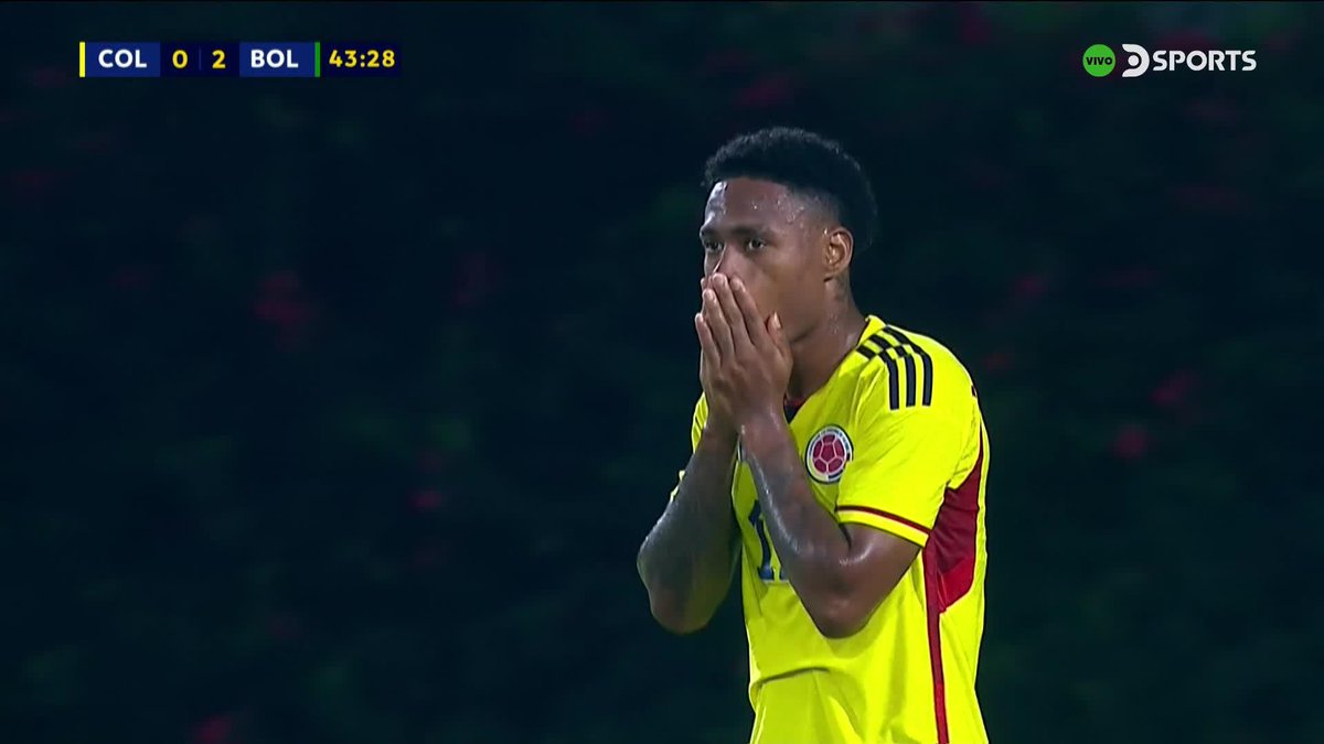 ¡SE LA PERDIÓ COLOMBIA! 🤯 En un error del portero Poveda, Nelson Palacio no logró definir con acierto para anotar el descuento en el CONMEBOL #PreolímpicoEnDSPORTS. Gana Bolivia parcialmente 2-0. 🎙️ Camilo Castellanos - Samuel Vargas - Carlos Enrique Villamil Sánchez