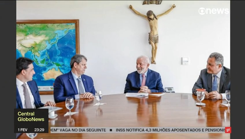 “Olhe para o seu amor como o Lula olha para o Tarcísio de Freitas”, diz Natuza Nery sobre a aproximação dos dois, e Gerson Camarotti completa: “Sabe por que o Tarcísio resiste? Para não apanhar do bolsonarismo”. ➡ Assista à #CentralGloboNews: #GloboNews